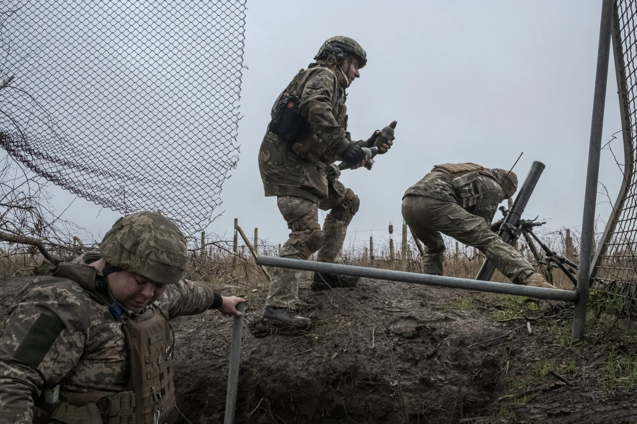Цього місяця українські військові обстрілюють з мінометів російські позиції за річкою Дніпро в Херсонській області на півдні України.